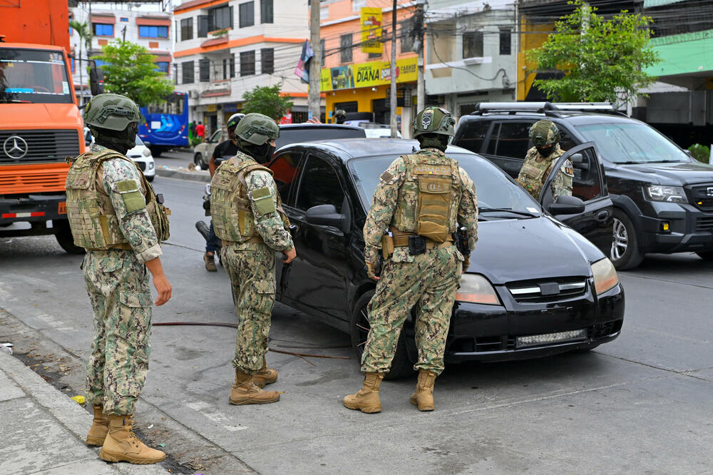 Pripadnici ekvadorskih oružanih snaga na kontrolnom punktu tokom operacije potrage za drogom i oružjem, u Gvajakilu, Foto: Reuters