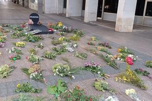 Performans "sahrana pravde" ispred zgrade SDT-a i VDT-a