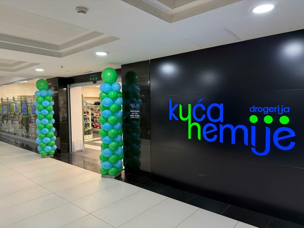 <p>Kupci <a href="https://kucahemije.me/">Kuće Hemije</a> u šoping centru Mall of Montenegro od sada mogu uživati u modernijem prostoru i obogaćenoj ponudi proizvoda za njegu, ljepotu i dom.</p>