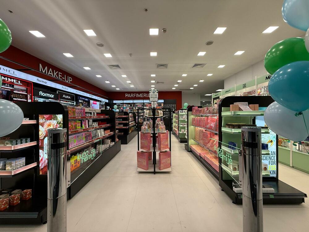 <p>Kupci <a href="https://kucahemije.me/">Kuće Hemije</a> u šoping centru Mall of Montenegro od sada mogu uživati u modernijem prostoru i obogaćenoj ponudi proizvoda za njegu, ljepotu i dom.</p>