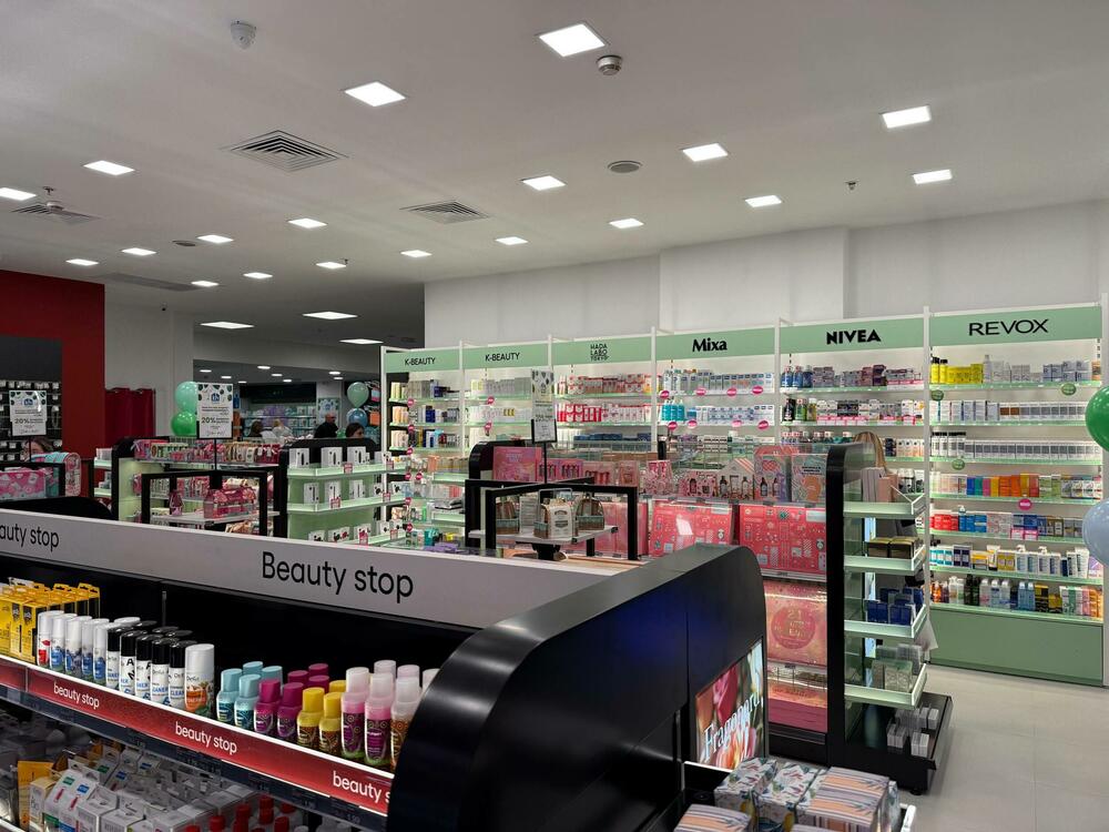 <p>Kupci <a href="https://kucahemije.me/">Kuće Hemije</a> u šoping centru Mall of Montenegro od sada mogu uživati u modernijem prostoru i obogaćenoj ponudi proizvoda za njegu, ljepotu i dom.</p>