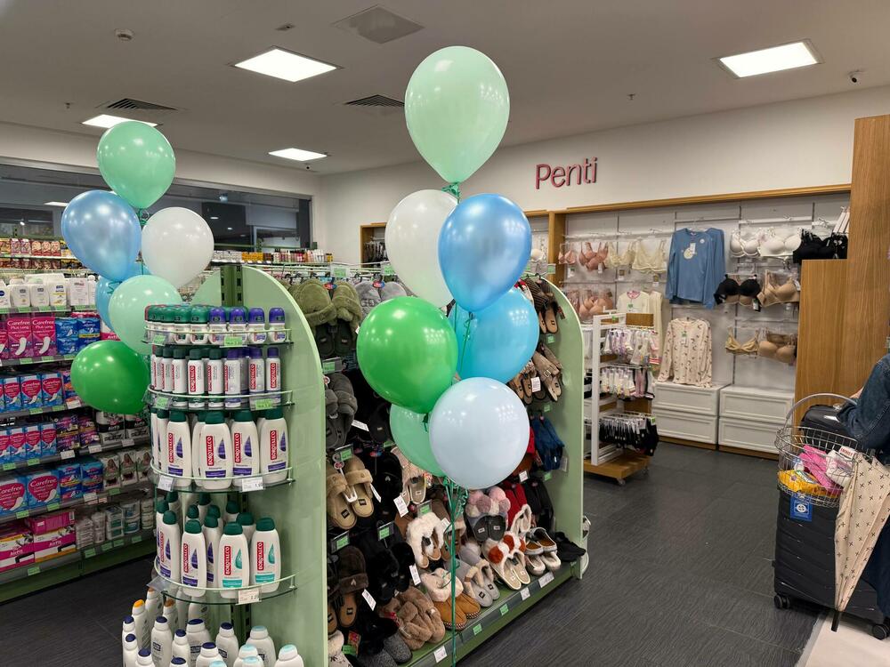 <p>Kupci <a href="https://kucahemije.me/">Kuće Hemije</a> u šoping centru Mall of Montenegro od sada mogu uživati u modernijem prostoru i obogaćenoj ponudi proizvoda za njegu, ljepotu i dom.</p>