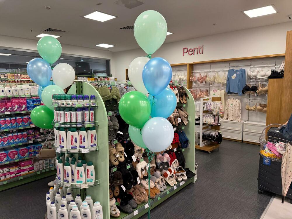 <p>Kupci <a href="https://kucahemije.me/">Kuće Hemije</a> u šoping centru Mall of Montenegro od sada mogu uživati u modernijem prostoru i obogaćenoj ponudi proizvoda za njegu, ljepotu i dom.</p>