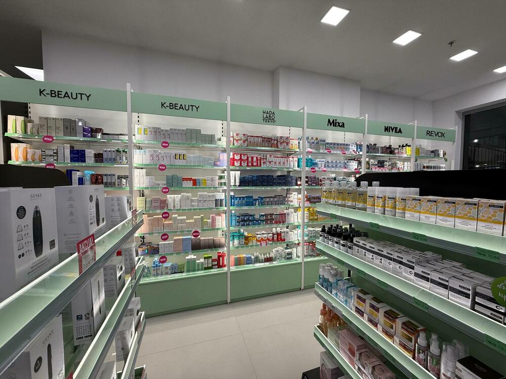 <p>Kupci <a href="https://kucahemije.me/">Kuće Hemije</a> u šoping centru Mall of Montenegro od sada mogu uživati u modernijem prostoru i obogaćenoj ponudi proizvoda za njegu, ljepotu i dom.</p>