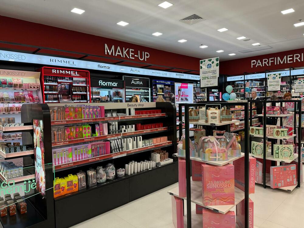 <p>Kupci <a href="https://kucahemije.me/">Kuće Hemije</a> u šoping centru Mall of Montenegro od sada mogu uživati u modernijem prostoru i obogaćenoj ponudi proizvoda za njegu, ljepotu i dom.</p>