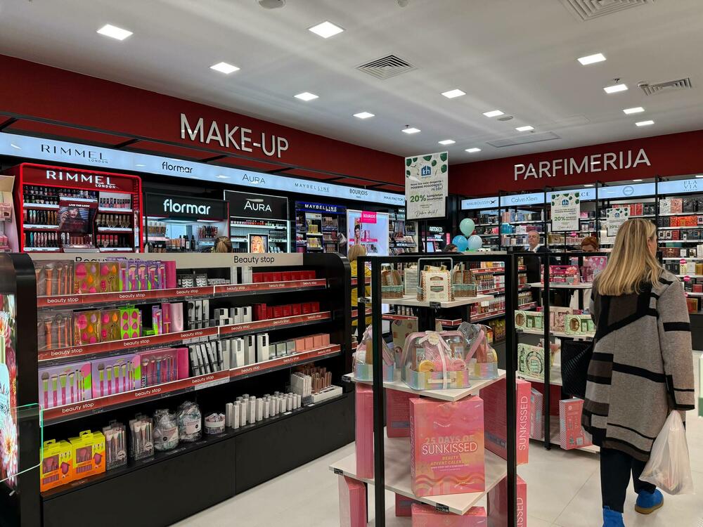 <p>Kupci <a href="https://kucahemije.me/">Kuće Hemije</a> u šoping centru Mall of Montenegro od sada mogu uživati u modernijem prostoru i obogaćenoj ponudi proizvoda za njegu, ljepotu i dom.</p>