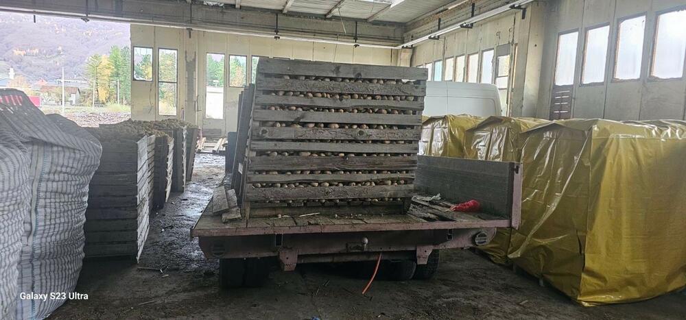 <p>"Umjesto prostora koji je trebalo da bude centar i simbol razvoja sporta i okupljanja, objekat je pretvoren u skladište za krompire i bale sijena, i to za potrebe pojedinaca iz vlasti", saopšteno je iz DPS Gusinje</p>