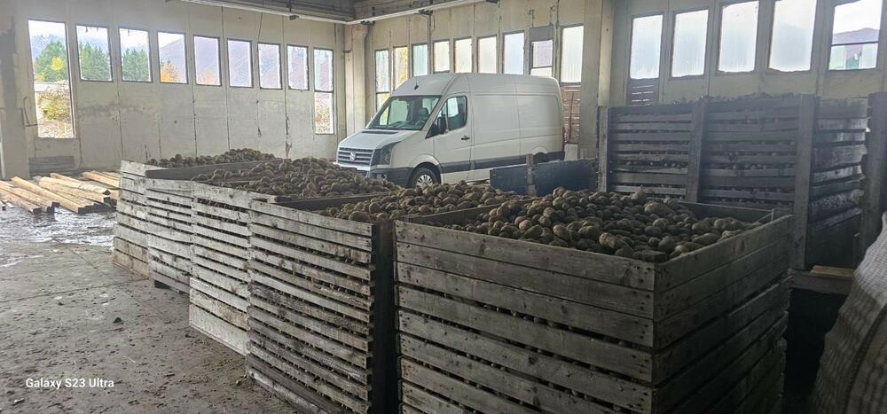 <p>"Umjesto prostora koji je trebalo da bude centar i simbol razvoja sporta i okupljanja, objekat je pretvoren u skladište za krompire i bale sijena, i to za potrebe pojedinaca iz vlasti", saopšteno je iz DPS Gusinje</p>