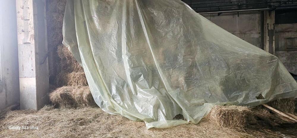 <p>"Umjesto prostora koji je trebalo da bude centar i simbol razvoja sporta i okupljanja, objekat je pretvoren u skladište za krompire i bale sijena, i to za potrebe pojedinaca iz vlasti", saopšteno je iz DPS Gusinje</p>