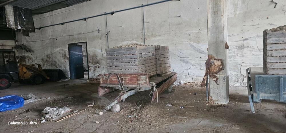 <p>"Umjesto prostora koji je trebalo da bude centar i simbol razvoja sporta i okupljanja, objekat je pretvoren u skladište za krompire i bale sijena, i to za potrebe pojedinaca iz vlasti", saopšteno je iz DPS Gusinje</p>