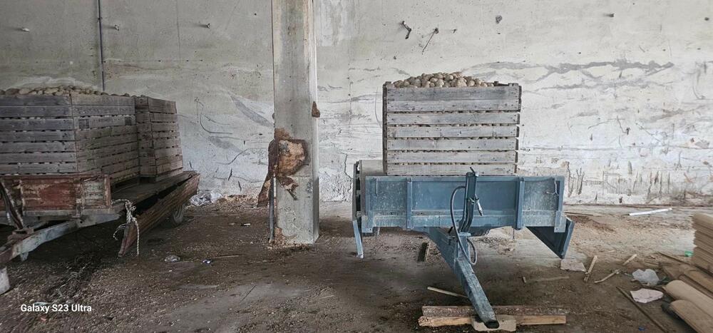 <p>"Umjesto prostora koji je trebalo da bude centar i simbol razvoja sporta i okupljanja, objekat je pretvoren u skladište za krompire i bale sijena, i to za potrebe pojedinaca iz vlasti", saopšteno je iz DPS Gusinje</p>