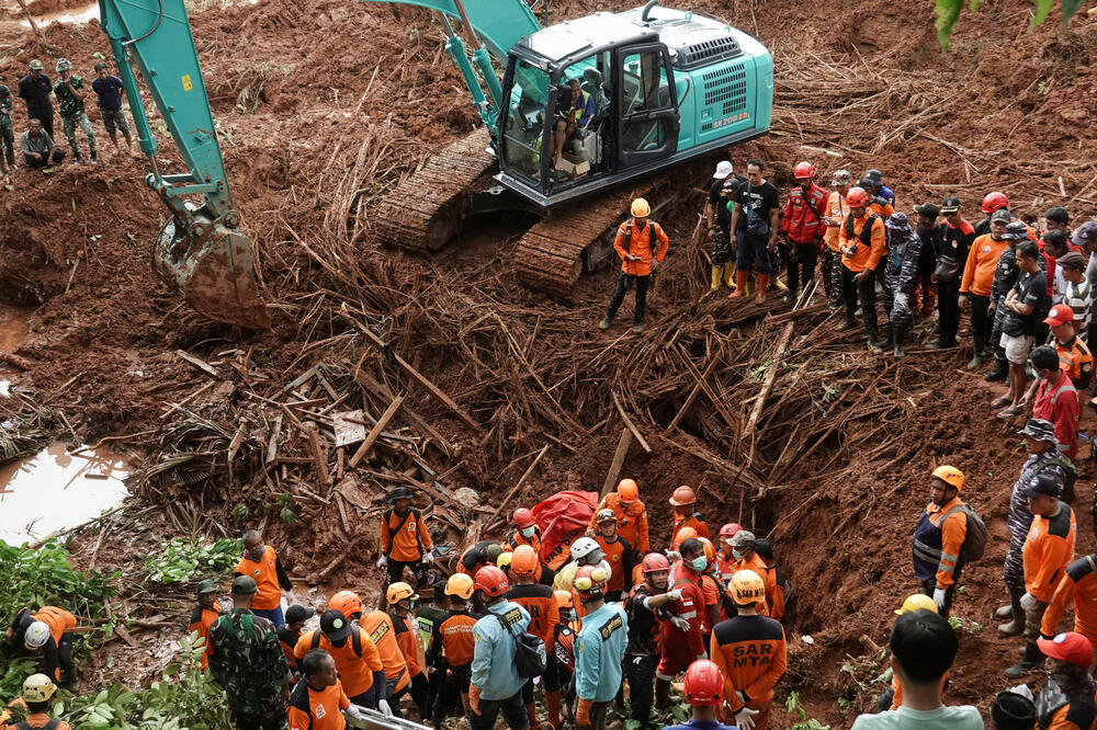 Potraga za žrtvama na mjestu klizišta, Foto: REUTERS