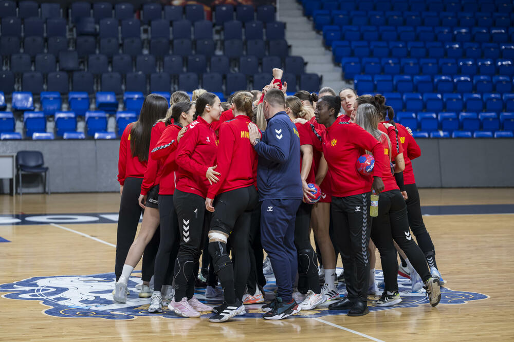 Lavice pred prvi trening u Morači, Foto: RSCG/Stefan Ivanović