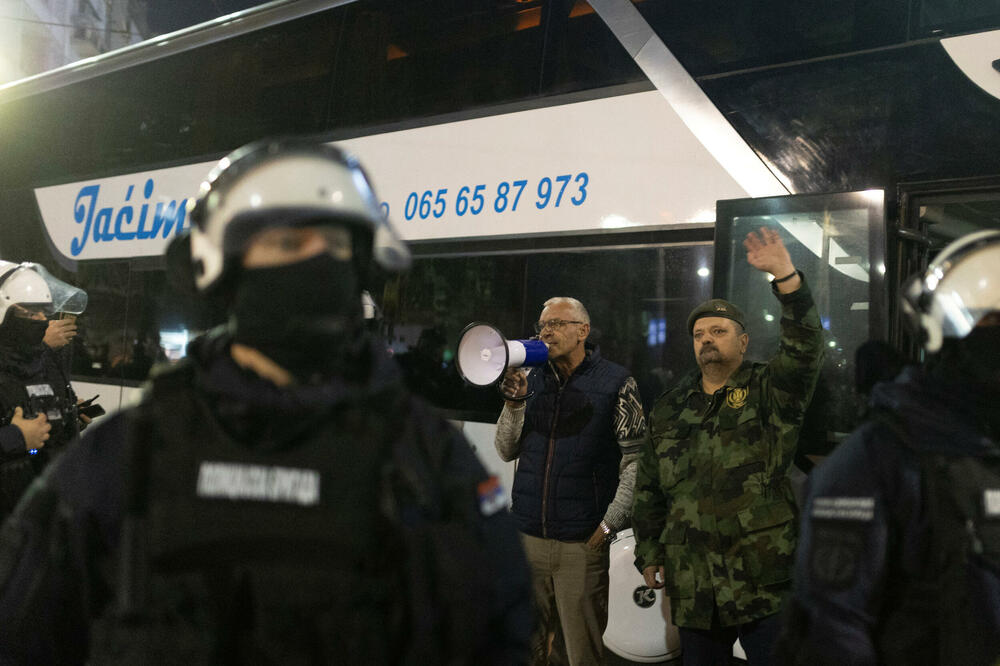 Jaćimović sa megafonom u ruci ispred svog autobusa, Foto: REUTERS