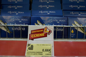 Bogatima meso i voće, siromašnima konzerve