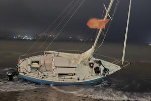 Jedrilica se nasukala na Slovenskoj plaži u Budvi