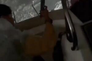 VIDEO Gliseraši i pored olujnog juga, izlazili iz zaliva Boke:...