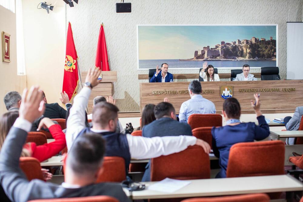 Uprkos “komotnoj” većini, nije neobično da neki koriste pravo onlajn učešća: detalj s jedne od sjednica SO, Foto: SO Ulcinj