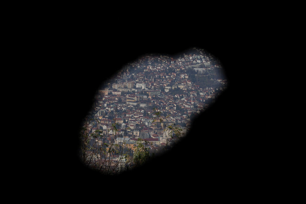 Pogled na Sarajevo iz zgrada koja je nekada označavala liniju fronta - Foto: Rojters, Foto: Rojters