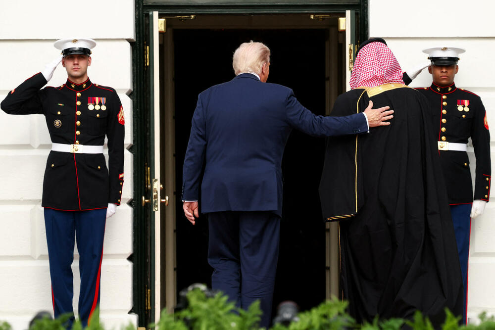 <p>Trampov odnos prema saudijskom princu Mohamedu bin Salmanu izazvao je oštru reakciju udovice Džamala Kašogija</p>  <p>"Ne postoji nikakvo opravdanje za ubistvo mog supruga. Iako je Džamal bio dobar, iskren i hrabar čovjek, mnogi možda nijesu dijelili njegova mišljenja i želju za slobodom medija", napisala je Hanan Elatr Kašogi na mreži X, pozivajući bin Salmana da se sastane s njom</p>