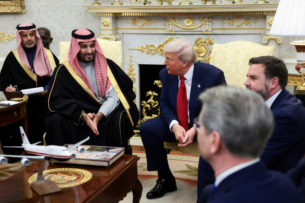 <p>Trampov odnos prema saudijskom princu Mohamedu bin Salmanu izazvao je oštru reakciju udovice Džamala Kašogija</p>  <p>"Ne postoji nikakvo opravdanje za ubistvo mog supruga. Iako je Džamal bio dobar, iskren i hrabar čovjek, mnogi možda nijesu dijelili njegova mišljenja i želju za slobodom medija", napisala je Hanan Elatr Kašogi na mreži X, pozivajući bin Salmana da se sastane s njom</p>