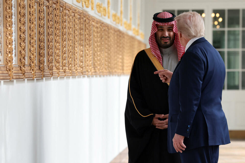 <p>Trampov odnos prema saudijskom princu Mohamedu bin Salmanu izazvao je oštru reakciju udovice Džamala Kašogija</p>  <p>"Ne postoji nikakvo opravdanje za ubistvo mog supruga. Iako je Džamal bio dobar, iskren i hrabar čovjek, mnogi možda nijesu dijelili njegova mišljenja i želju za slobodom medija", napisala je Hanan Elatr Kašogi na mreži X, pozivajući bin Salmana da se sastane s njom</p>