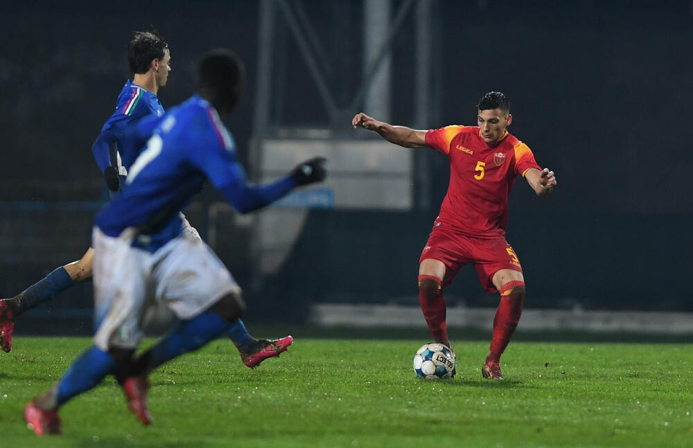 <p>U21 reprezentacija Crne Gore poražena 4:1 od Italije u šestom meču kvalifikacija za Evropsko prvenstvo, iako je povela golom Balše Mrvaljevića. Gosti moćni u nastavku</p>