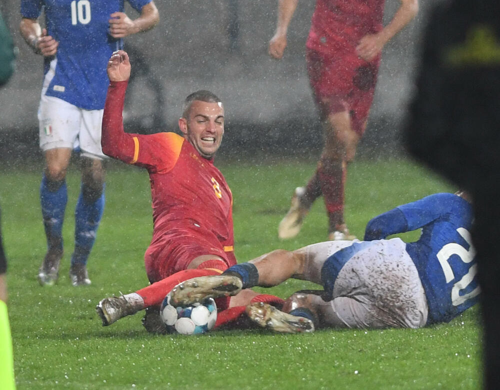 <p>U21 reprezentacija Crne Gore poražena 4:1 od Italije u šestom meču kvalifikacija za Evropsko prvenstvo, iako je povela golom Balše Mrvaljevića. Gosti moćni u nastavku</p>