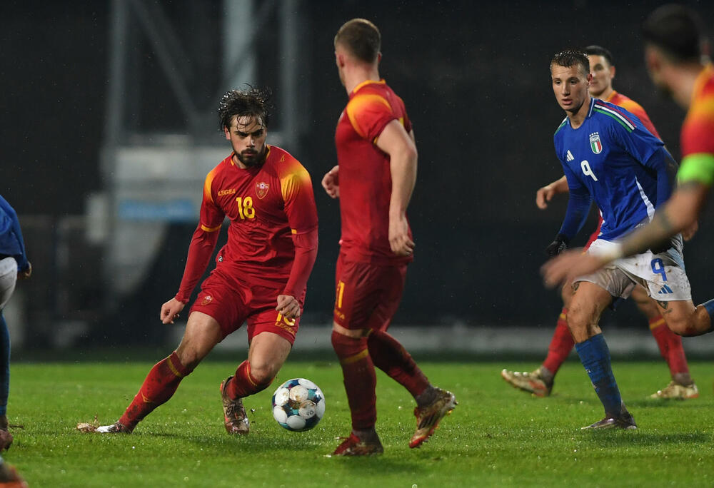 <p>U21 reprezentacija Crne Gore poražena 4:1 od Italije u šestom meču kvalifikacija za Evropsko prvenstvo, iako je povela golom Balše Mrvaljevića. Gosti moćni u nastavku</p>