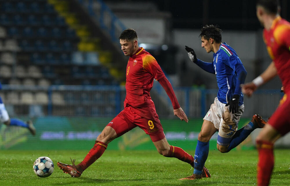 <p>U21 reprezentacija Crne Gore poražena 4:1 od Italije u šestom meču kvalifikacija za Evropsko prvenstvo, iako je povela golom Balše Mrvaljevića. Gosti moćni u nastavku</p>