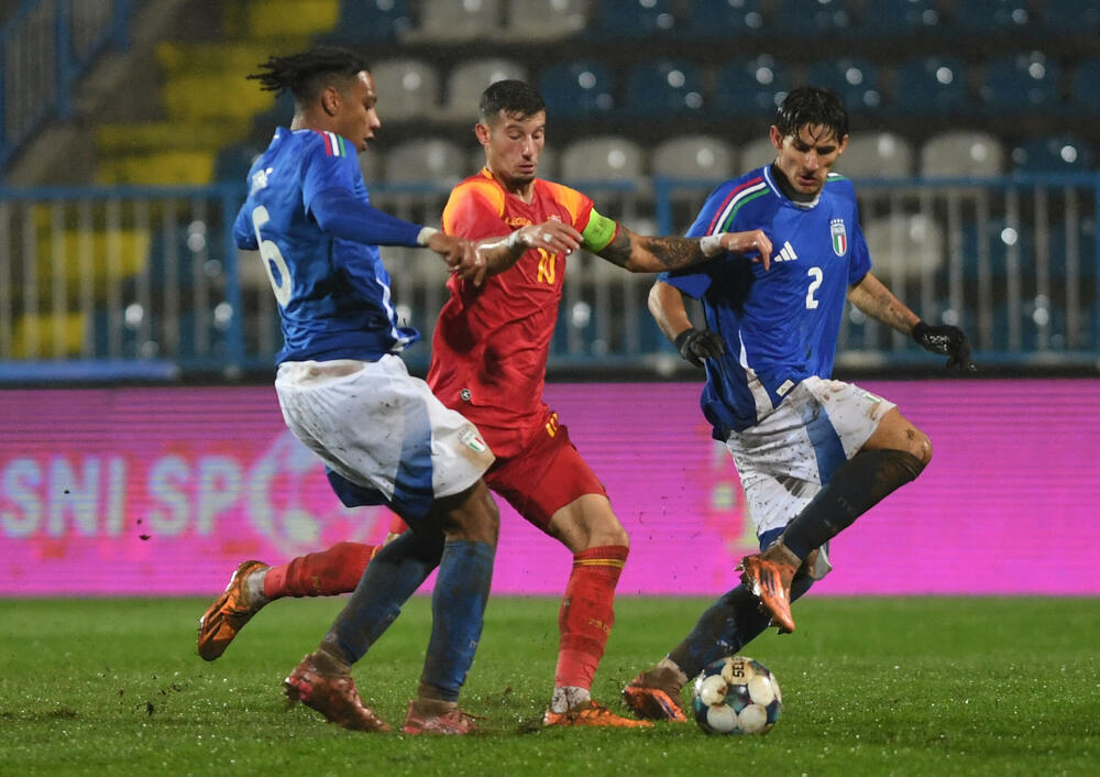 <p>U21 reprezentacija Crne Gore poražena 4:1 od Italije u šestom meču kvalifikacija za Evropsko prvenstvo, iako je povela golom Balše Mrvaljevića. Gosti moćni u nastavku</p>