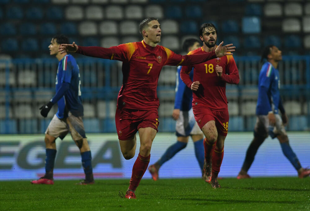 <p>U21 reprezentacija Crne Gore poražena 4:1 od Italije u šestom meču kvalifikacija za Evropsko prvenstvo, iako je povela golom Balše Mrvaljevića. Gosti moćni u nastavku</p>