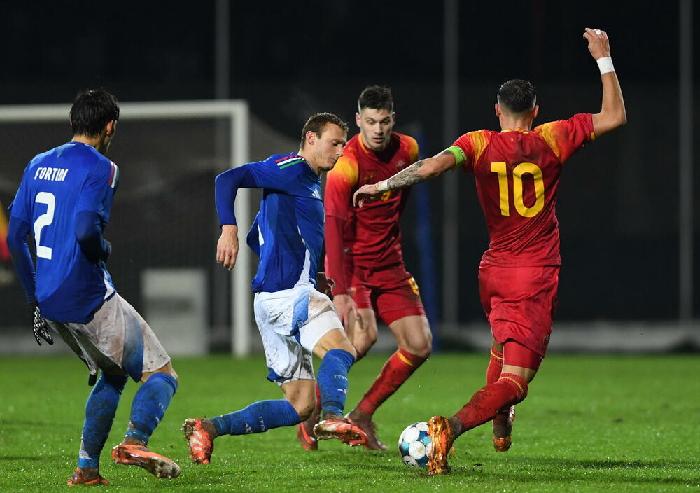 <p>U21 reprezentacija Crne Gore poražena 4:1 od Italije u šestom meču kvalifikacija za Evropsko prvenstvo, iako je povela golom Balše Mrvaljevića. Gosti moćni u nastavku</p>