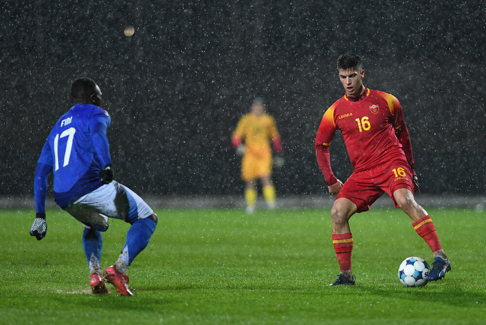 <p>U21 reprezentacija Crne Gore poražena 4:1 od Italije u šestom meču kvalifikacija za Evropsko prvenstvo, iako je povela golom Balše Mrvaljevića. Gosti moćni u nastavku</p>