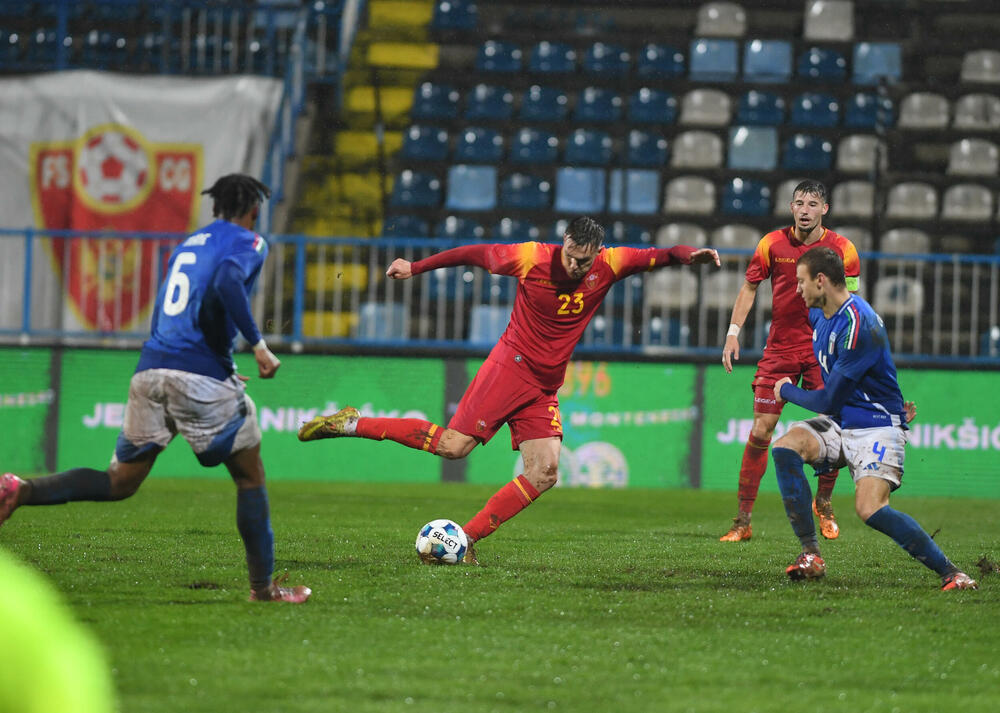 <p>U21 reprezentacija Crne Gore poražena 4:1 od Italije u šestom meču kvalifikacija za Evropsko prvenstvo, iako je povela golom Balše Mrvaljevića. Gosti moćni u nastavku</p>