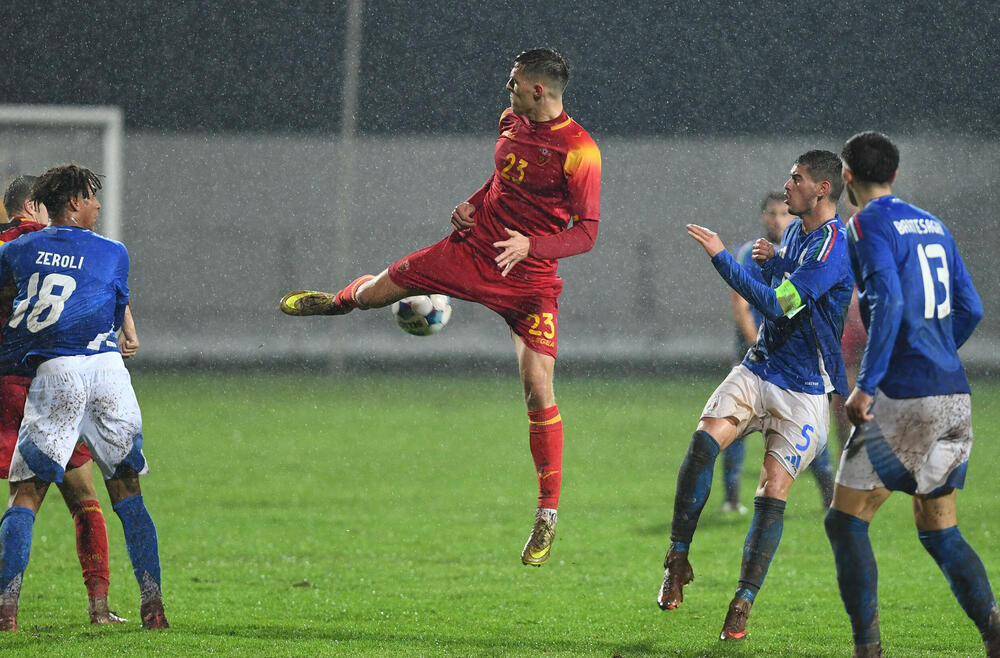 <p>U21 reprezentacija Crne Gore poražena 4:1 od Italije u šestom meču kvalifikacija za Evropsko prvenstvo, iako je povela golom Balše Mrvaljevića. Gosti moćni u nastavku</p>