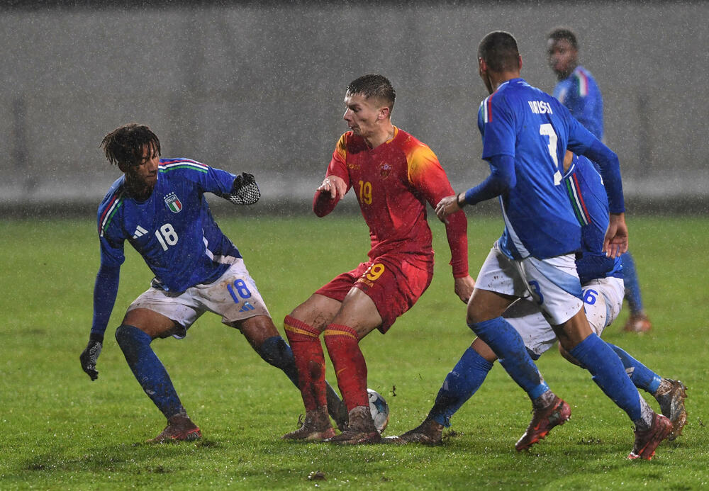 <p>U21 reprezentacija Crne Gore poražena 4:1 od Italije u šestom meču kvalifikacija za Evropsko prvenstvo, iako je povela golom Balše Mrvaljevića. Gosti moćni u nastavku</p>