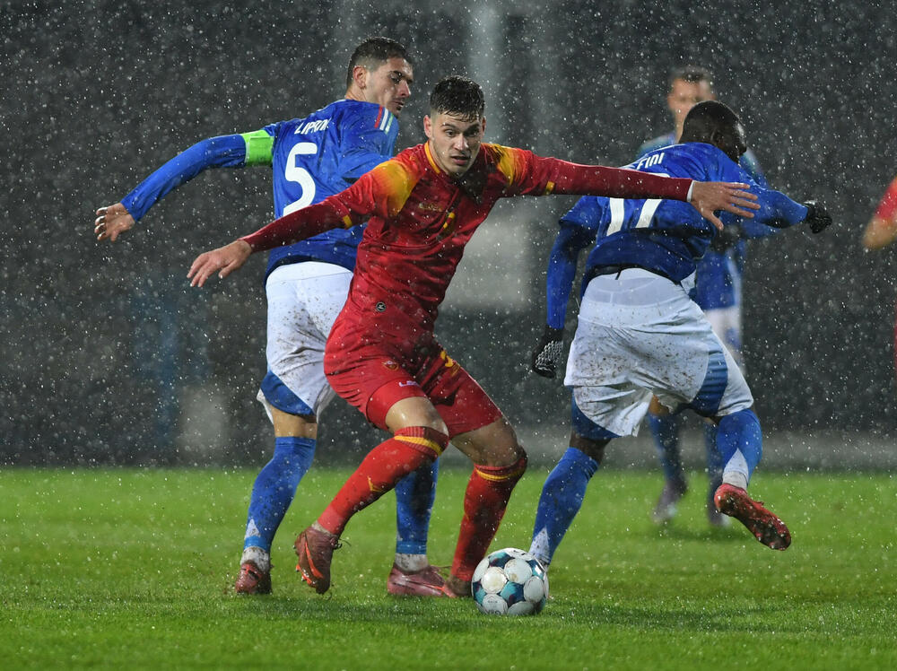 <p>U21 reprezentacija Crne Gore poražena 4:1 od Italije u šestom meču kvalifikacija za Evropsko prvenstvo, iako je povela golom Balše Mrvaljevića. Gosti moćni u nastavku</p>