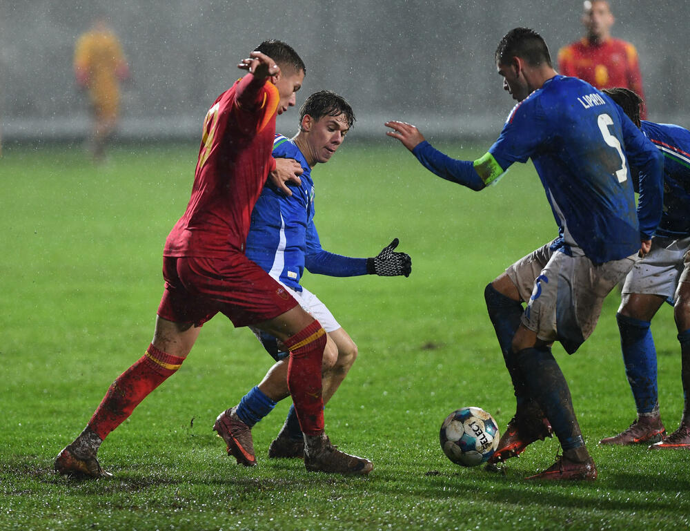 <p>U21 reprezentacija Crne Gore poražena 4:1 od Italije u šestom meču kvalifikacija za Evropsko prvenstvo, iako je povela golom Balše Mrvaljevića. Gosti moćni u nastavku</p>