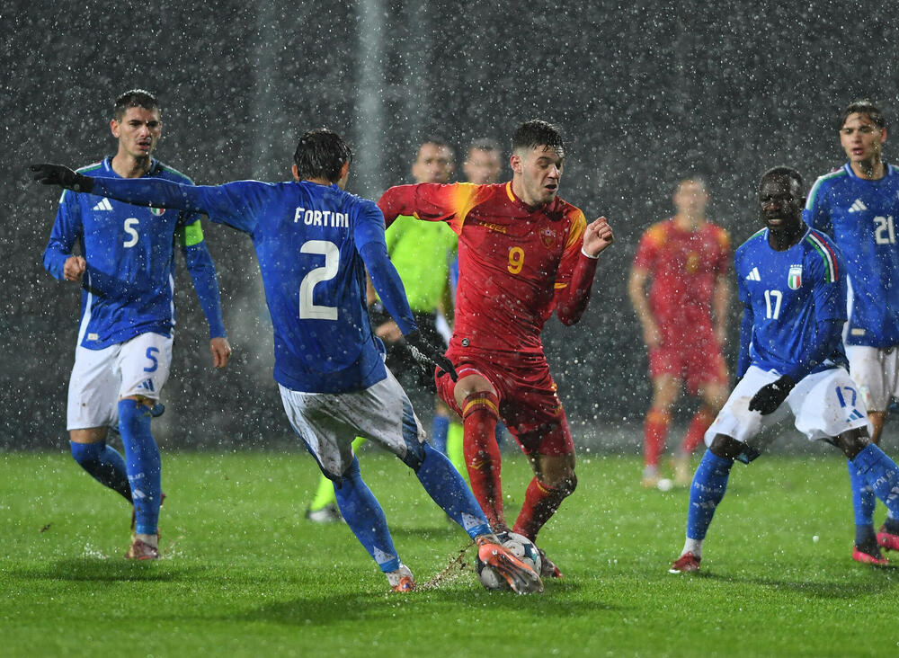 <p>U21 reprezentacija Crne Gore poražena 4:1 od Italije u šestom meču kvalifikacija za Evropsko prvenstvo, iako je povela golom Balše Mrvaljevića. Gosti moćni u nastavku</p>