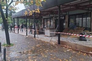 Počela demontaža nadstrešnice u Milatovićevoj zgradi, trajaće...