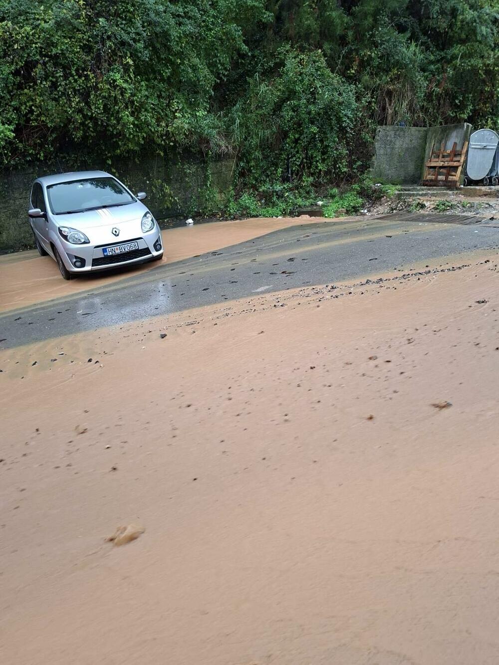 <p>Nabujala voda nosi sve pred sobom</p>