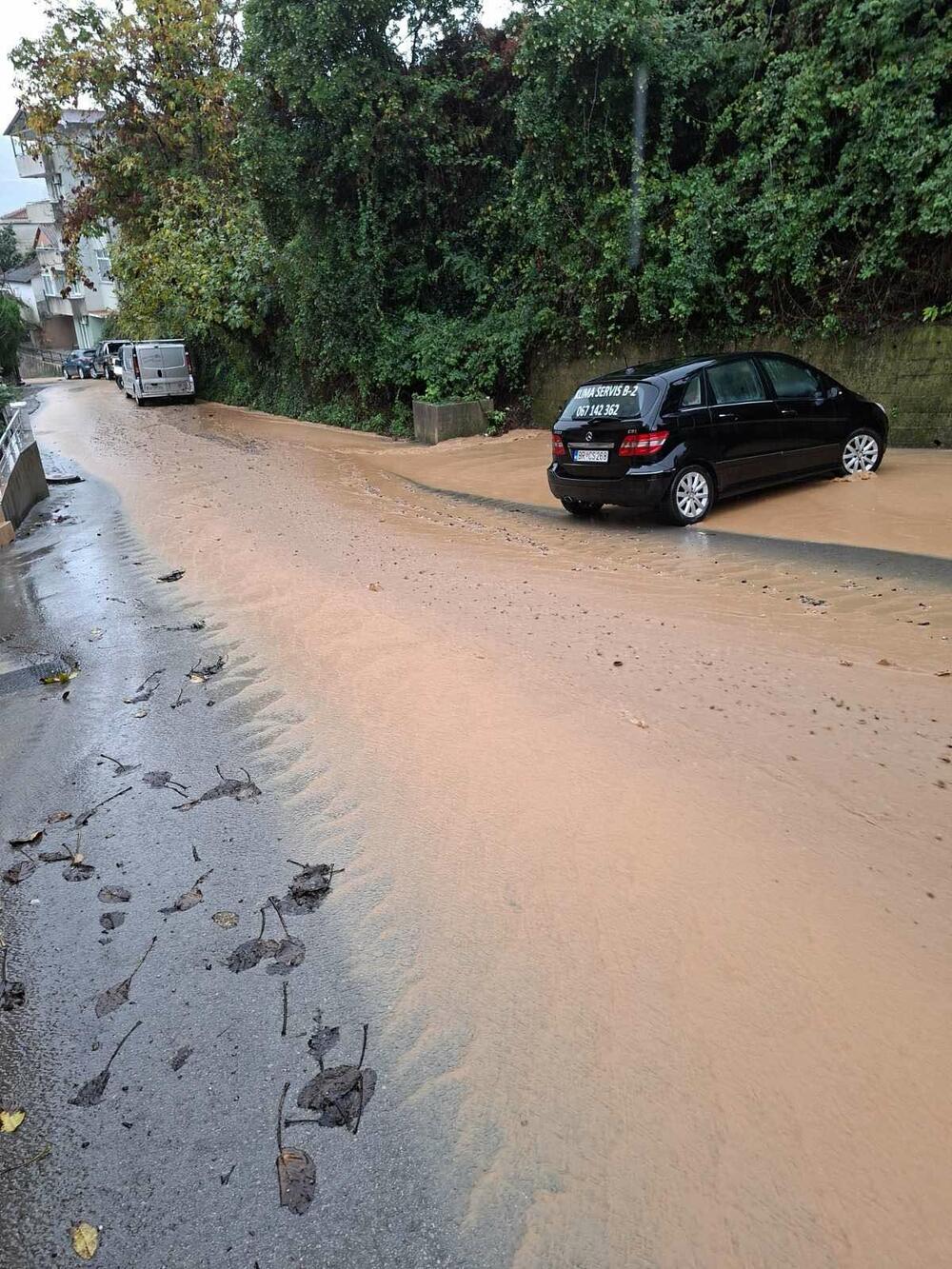 <p>Nabujala voda nosi sve pred sobom</p>