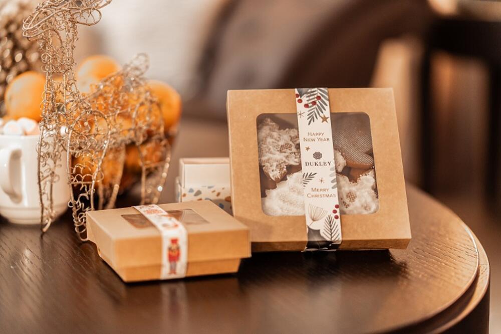 <p><em>Dukley Hotel & Resort otvara prazničnu sezonu 15. decembra, pretvarajući svoje restorane i kaldrme rizorta u elegantno uređenu zimsku scenu ispunjenu gastronomijom, muzikom uživo i toplom prazničnom atmosferom. Program će trajati do 1. januara i osmišljen je tako da svaki segment, od porodičnih trenutaka do svečanih večeri, ima svoj poseban karakter i doživljaj.</em></p>