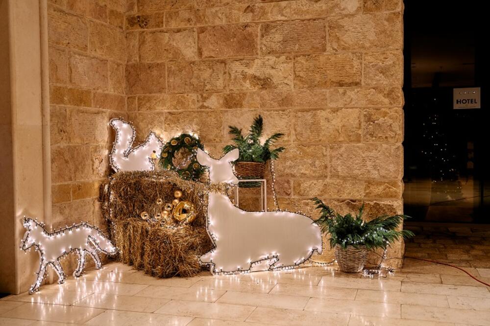 <p><em>Dukley Hotel & Resort otvara prazničnu sezonu 15. decembra, pretvarajući svoje restorane i kaldrme rizorta u elegantno uređenu zimsku scenu ispunjenu gastronomijom, muzikom uživo i toplom prazničnom atmosferom. Program će trajati do 1. januara i osmišljen je tako da svaki segment, od porodičnih trenutaka do svečanih večeri, ima svoj poseban karakter i doživljaj.</em></p>