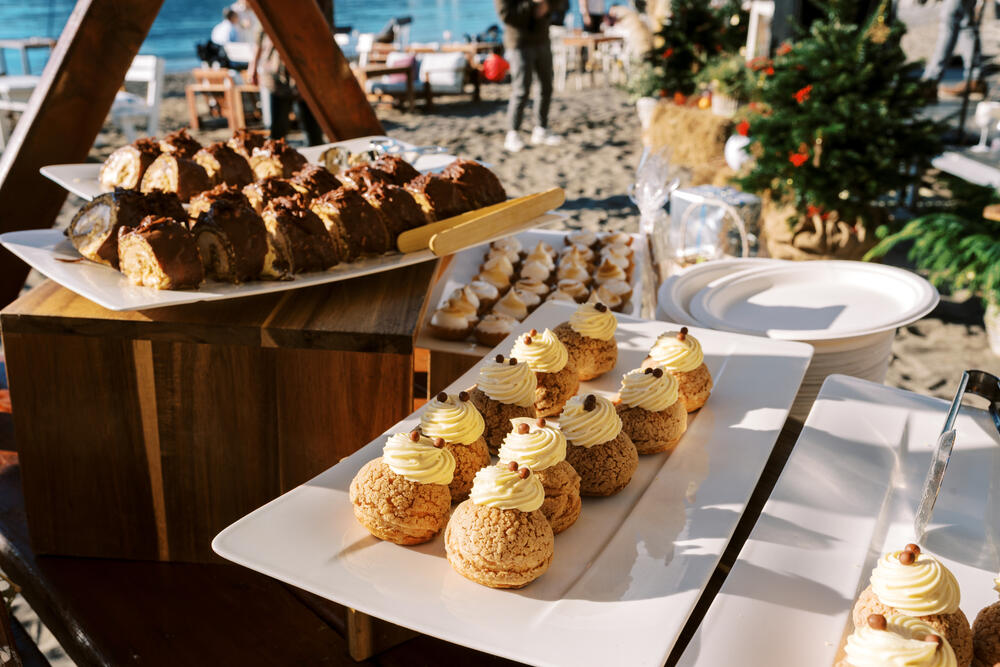 <p><em>Dukley Hotel & Resort otvara prazničnu sezonu 15. decembra, pretvarajući svoje restorane i kaldrme rizorta u elegantno uređenu zimsku scenu ispunjenu gastronomijom, muzikom uživo i toplom prazničnom atmosferom. Program će trajati do 1. januara i osmišljen je tako da svaki segment, od porodičnih trenutaka do svečanih večeri, ima svoj poseban karakter i doživljaj.</em></p>