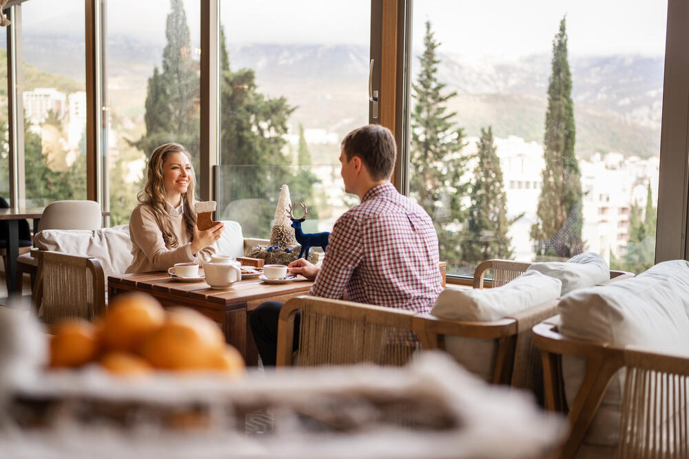 <p><em>Dukley Hotel & Resort otvara prazničnu sezonu 15. decembra, pretvarajući svoje restorane i kaldrme rizorta u elegantno uređenu zimsku scenu ispunjenu gastronomijom, muzikom uživo i toplom prazničnom atmosferom. Program će trajati do 1. januara i osmišljen je tako da svaki segment, od porodičnih trenutaka do svečanih večeri, ima svoj poseban karakter i doživljaj.</em></p>