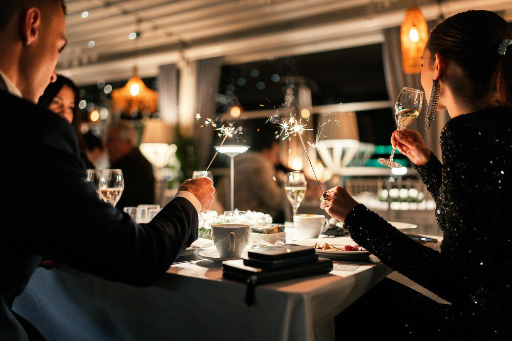 <p><em>Dukley Hotel & Resort otvara prazničnu sezonu 15. decembra, pretvarajući svoje restorane i kaldrme rizorta u elegantno uređenu zimsku scenu ispunjenu gastronomijom, muzikom uživo i toplom prazničnom atmosferom. Program će trajati do 1. januara i osmišljen je tako da svaki segment, od porodičnih trenutaka do svečanih večeri, ima svoj poseban karakter i doživljaj.</em></p>