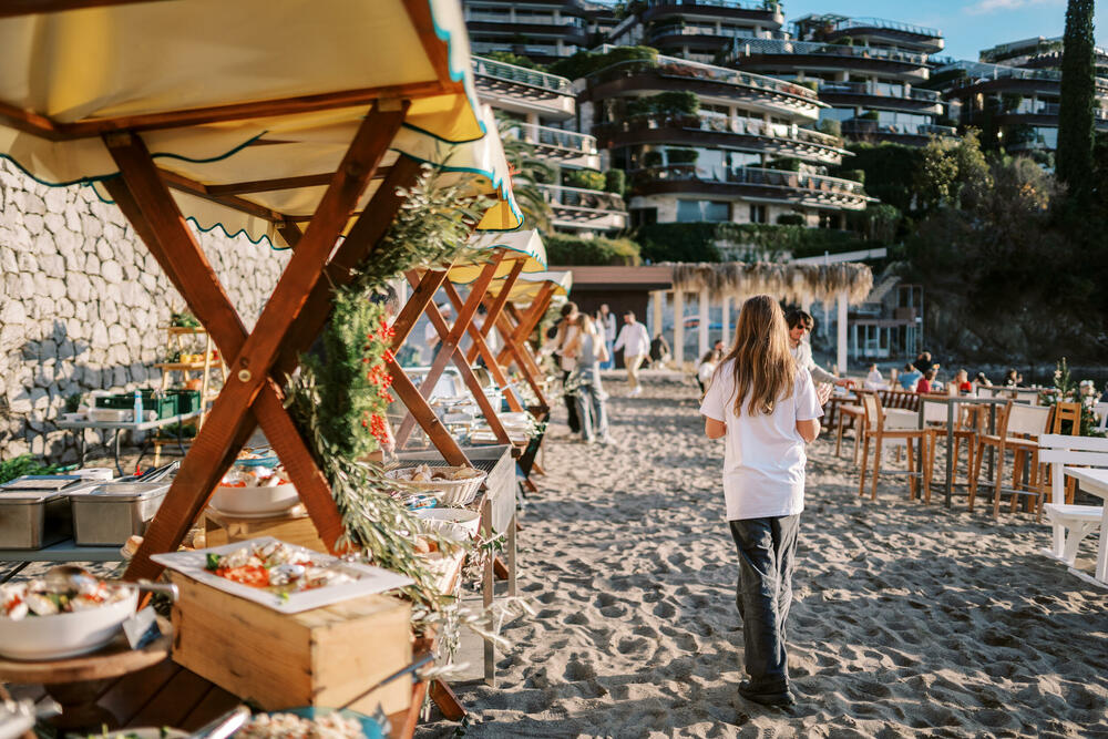 <p><em>Dukley Hotel & Resort otvara prazničnu sezonu 15. decembra, pretvarajući svoje restorane i kaldrme rizorta u elegantno uređenu zimsku scenu ispunjenu gastronomijom, muzikom uživo i toplom prazničnom atmosferom. Program će trajati do 1. januara i osmišljen je tako da svaki segment, od porodičnih trenutaka do svečanih večeri, ima svoj poseban karakter i doživljaj.</em></p>