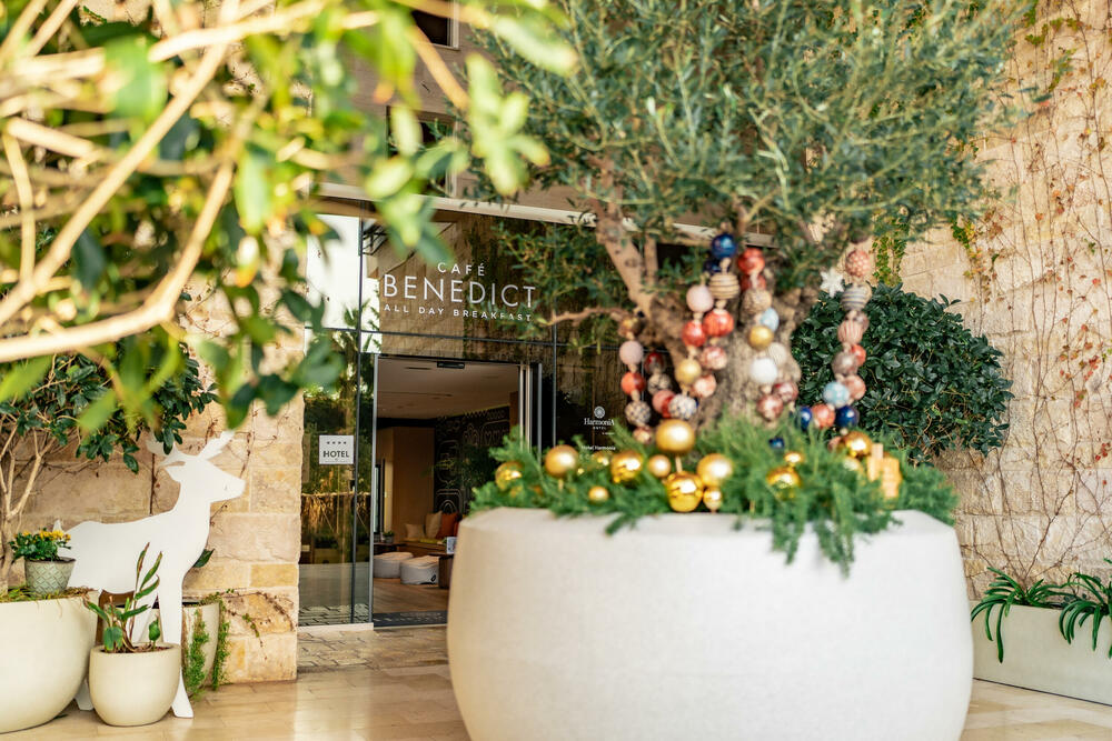 <p><em>Dukley Hotel & Resort otvara prazničnu sezonu 15. decembra, pretvarajući svoje restorane i kaldrme rizorta u elegantno uređenu zimsku scenu ispunjenu gastronomijom, muzikom uživo i toplom prazničnom atmosferom. Program će trajati do 1. januara i osmišljen je tako da svaki segment, od porodičnih trenutaka do svečanih večeri, ima svoj poseban karakter i doživljaj.</em></p>